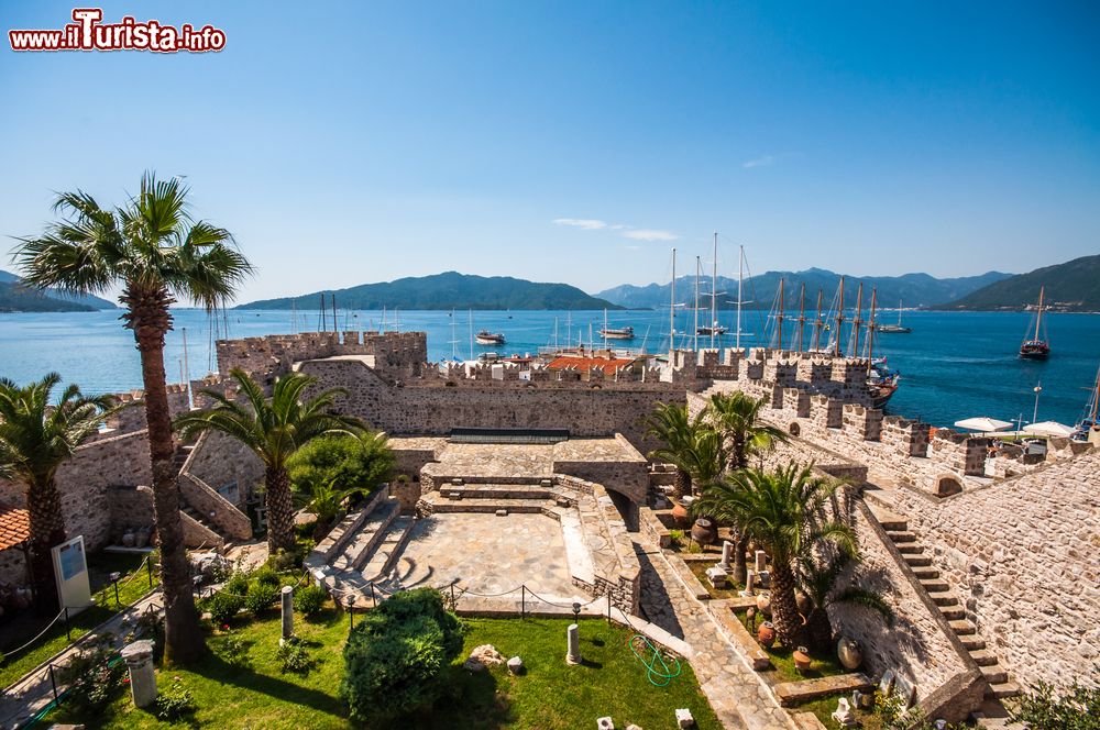 Immagine Una bella veduta del castello di Marmaris con le acque del Mediterraneo sullo sfondo, Turchia.