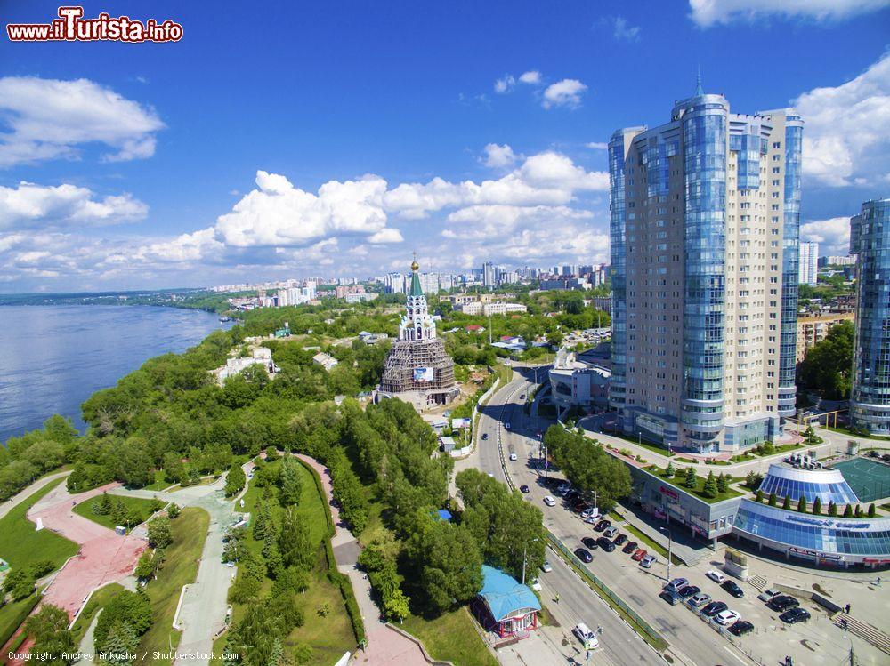 Immagine Una bella veduta del complesso residenziale Ladya a Samara, Russia. Siamo nel cuore di questa cittadina affacciata sul fiume Volga - © Andrey Arkusha / Shutterstock.com