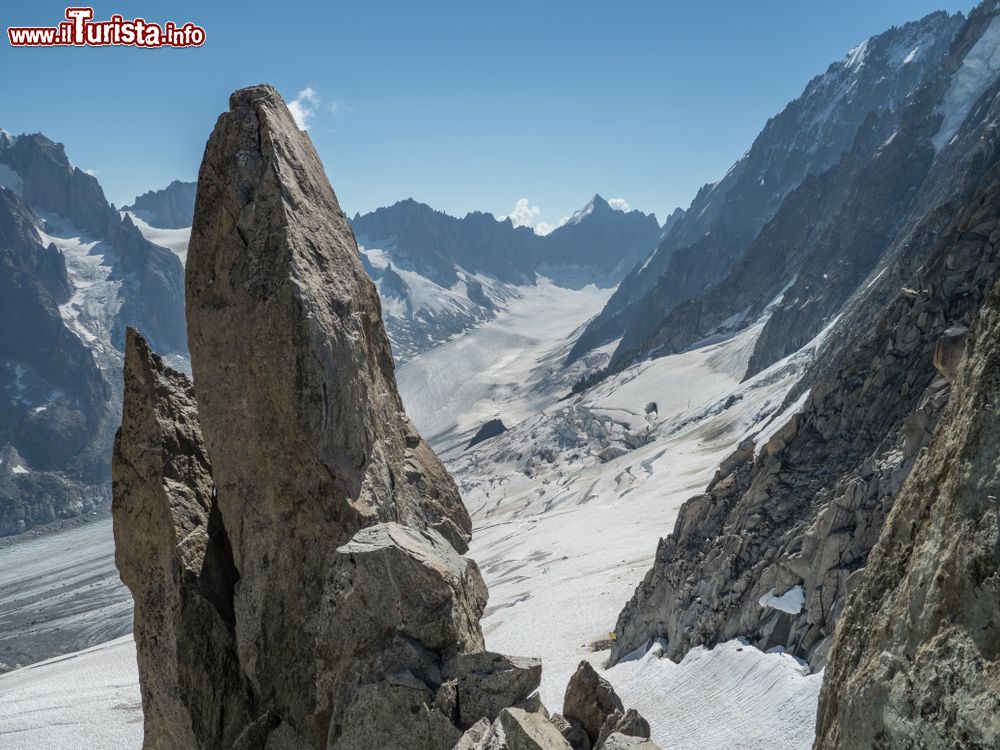 Immagine Una bella veduta del ghiacciaio di Argentiere e delle montagne innevate, Alpi francesi.