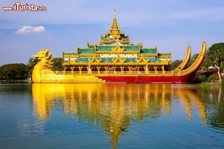 Immagine Una bella veduta del Karaweik Palace, Yangon, Myanmar. Secondo la tradizione karaweik sarebbe la derivazione di karawika, un uccello mitologico dal canto melodioso rappresentato proprio nella struttura dell'edificio - © lkunl / Shutterstock.com