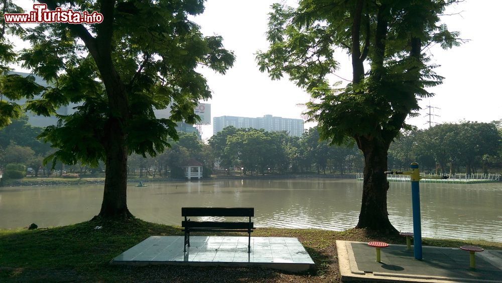 Immagine Una bella veduta del Makut Rommayasaran Park a Nonthaburi (Thailandia).