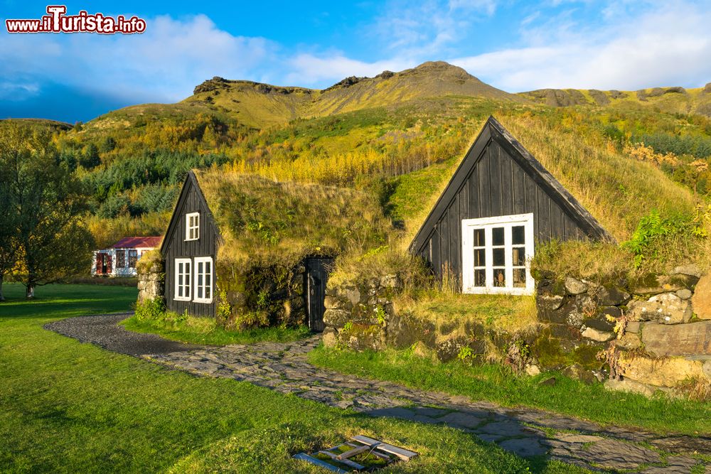 Immagine Una bella veduta del museo di Skogar, Islanda. Skogarsafn (il museo) è stato fonato nel 1949 da Porour Tomasson e accoglie, fra l'altro, abitazioni di epoche differenti e varie tecnologie costruttive.