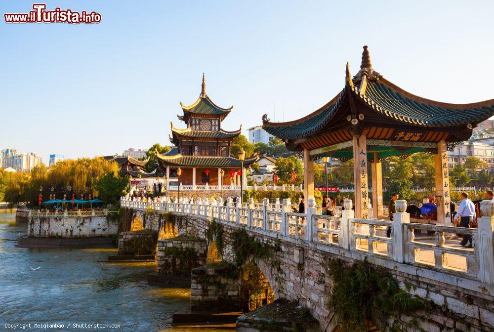 Immagine Una bella veduta del padiglione Jiaxiu nella città di Guiyang, provincia di Guizhou, Cina - © Meiqianbao / Shutterstock.com