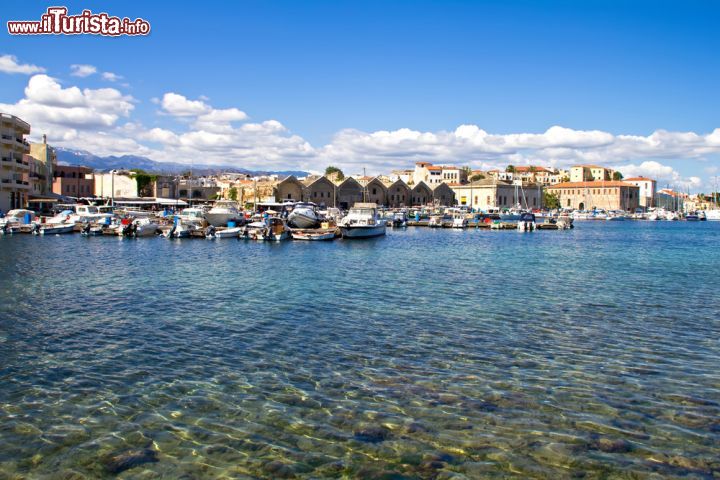 Immagine Una bella veduta del porto di Chania, isola di Creta. E' una delle mete imperdibili per i turisti: dal porto partono le caratteristiche viuzze con botteghe e negozi artigianali - © Alena Stalmashonak / Shutterstock.com