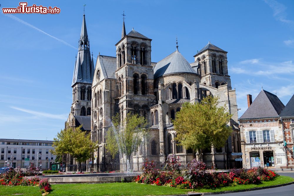 Immagine Una bella veduta della cattedrale di Chalons-en-Champagne in estate, Francia.