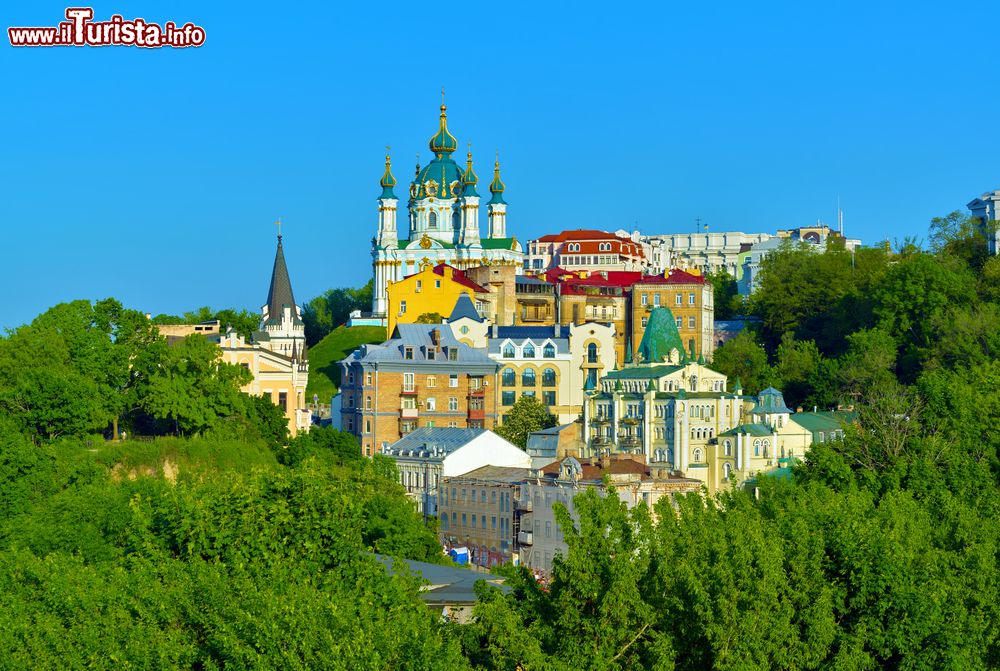 Immagine Una bella veduta della chiesa di Sant'Andrea a Kiev, Ucraina. Andriyivskiy Uzviz (la discesa di Andrea) è una delle più antiche strade di Kiev nonchè una delle più suggestive del giorno d'oggi. Al suo inizio si trova l'omonima cattedrale, perfetto esempio di stile barocco: al suo interno vi sono icone e affreschi del XVIII° secolo.