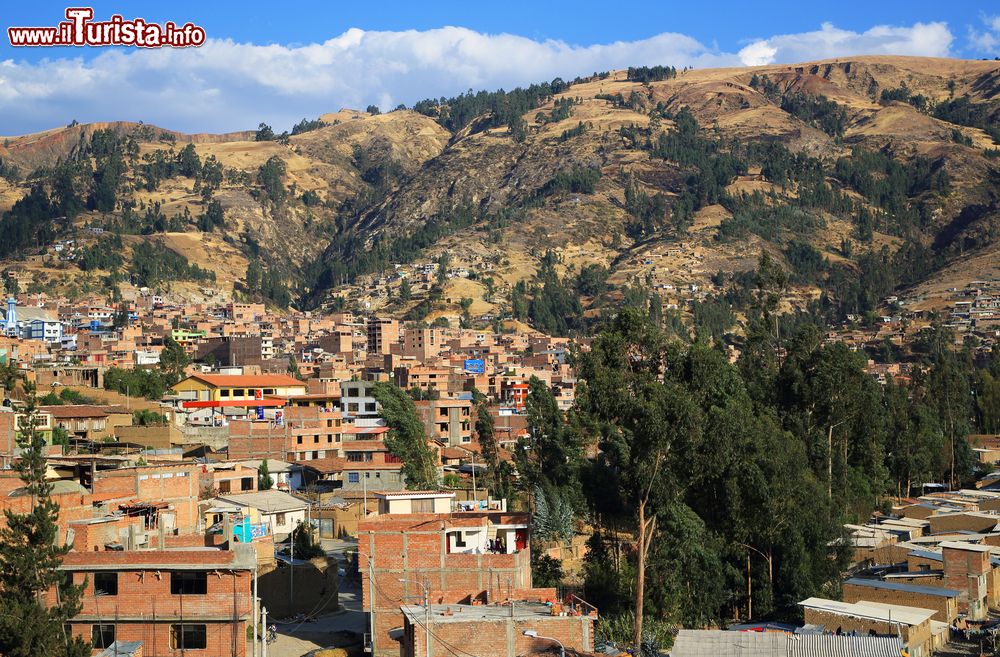 Immagine Una bella veduta della città di Huaraz, Cordillera Blanca, Perù. Questa località è il paradiso per eccellenza del trekking: nei periodi di alta stagione, le strade brulicano di escursionisti e viaggiatori avventurosi.
