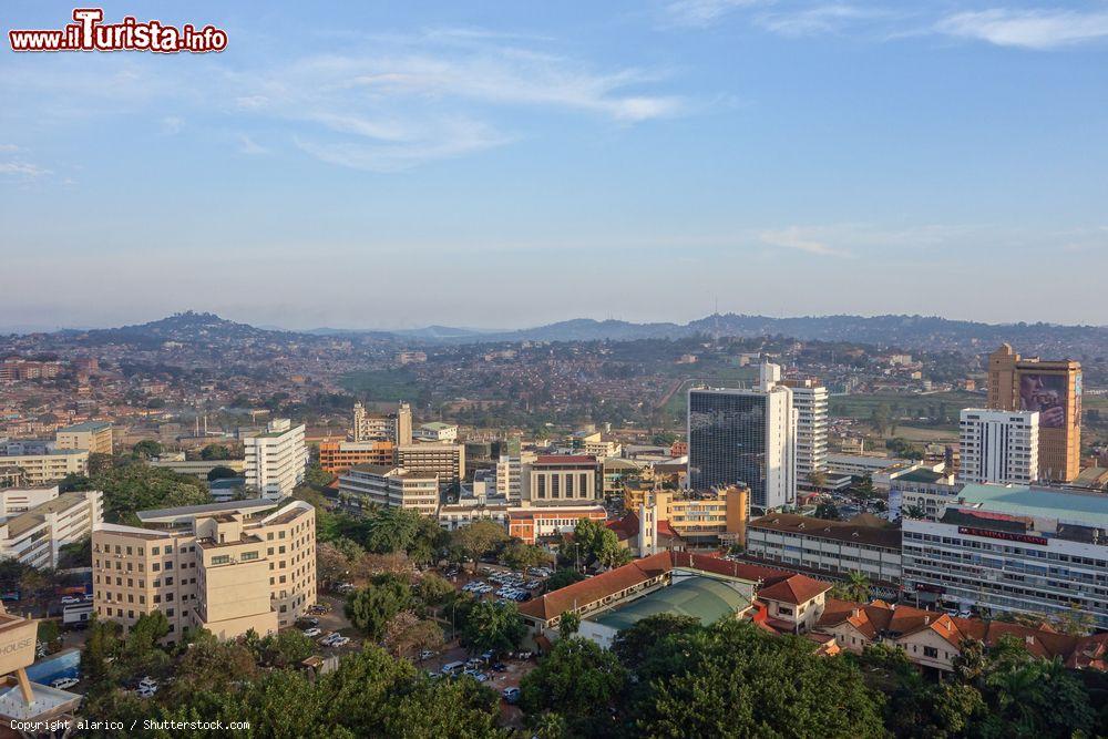 Immagine Una bella veduta della città di Kampala, Uganda (Africa), con la periferia - © alarico / Shutterstock.com