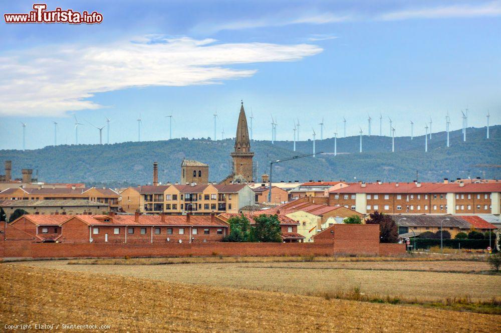 Immagine Una bella veduta della cittadina di Olite, Comunità Autonoma della Navarra (Spagna). Il Comune è situato nel distretto di Tafalya - © Elzloy / Shutterstock.com