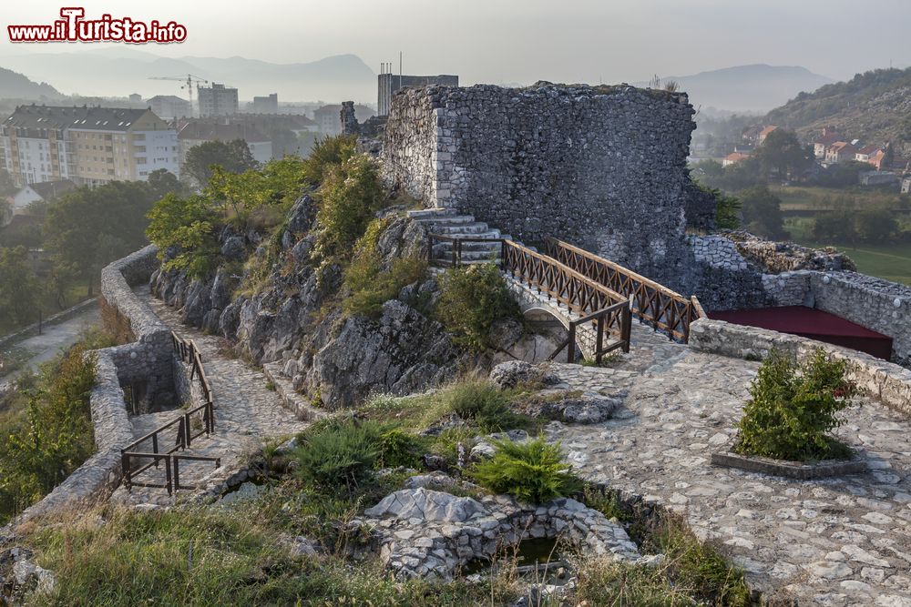 Immagine Una bella veduta della fortezza di Onogost nella città di Niksic, Montenegro.