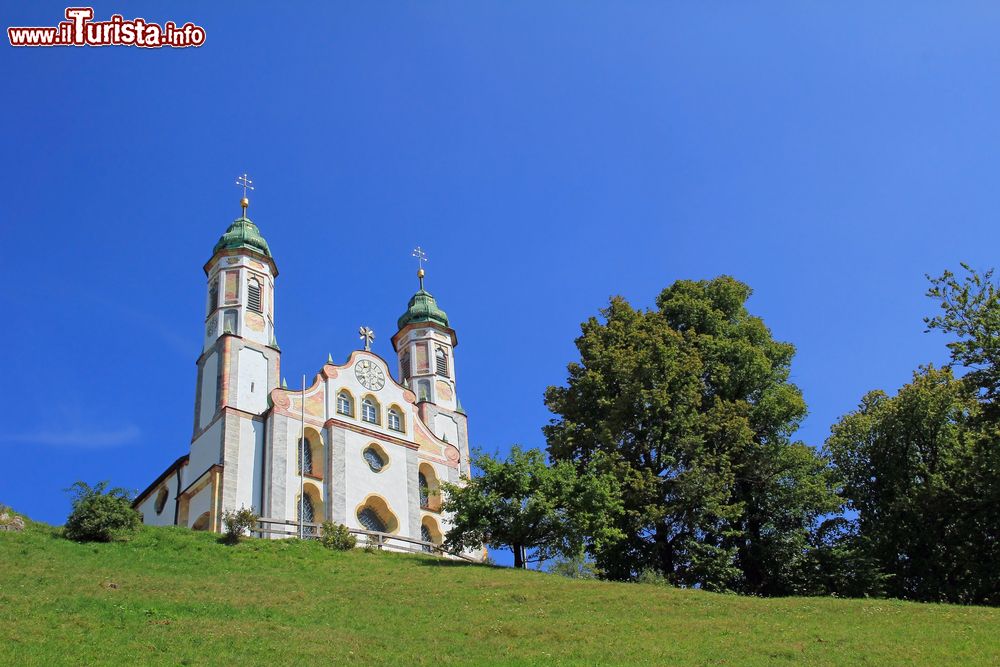 Immagine Una bella veduta della Heilig-Kreuz-Kirche sul Monte Calvario a Bad Tolz, Germania. All'interno di questa chiesa settecentesca si trova la famosa cappella di San Leonardo, ogni anno meta della cavalcata di San Leonardo.