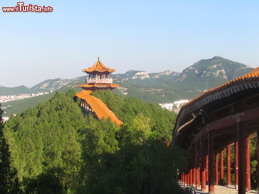 Immagine Una bella veduta della Hero's Mountain a Jinan, Cina. Chiamata Yingxiongshan, questa montagna, a sud est della città, è una delle aree migliori per una passeggiata nella natura.