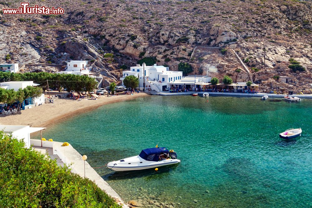 Immagine Una bella veduta della spiaggia di Herronissos a Sifnos, Cicladi, Grecia.