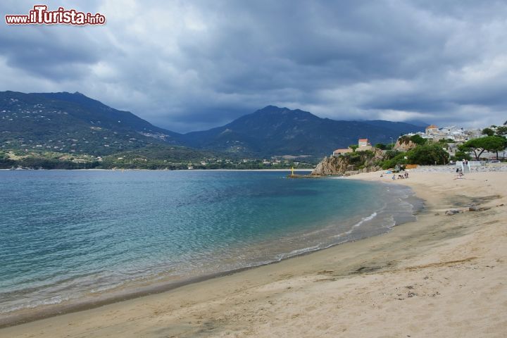 Immagine Una bella veduta della spiaggia di Propriano, Corsica, con le montagne sullo sfondo - © bikemp / Shutterstock.com