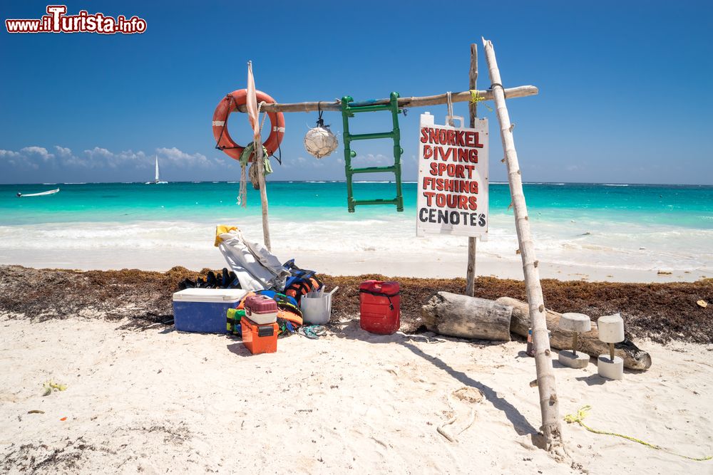 Immagine Una bella veduta dell'oceano dalla spiaggia di Tulum, Messico, con acqua azzurra e trasparente.