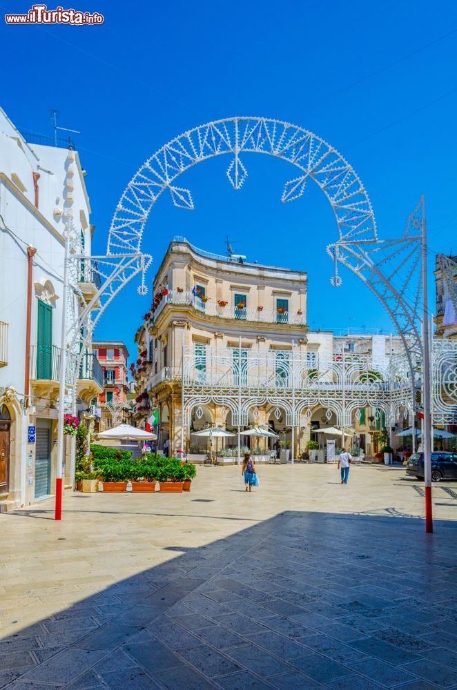 Immagine Una bella veduta di piazza del Plebiscito a Martina Franca, Puglia. E' una delle piazze più importanti della città su cui si affacciano i principali monumenti di Martina Franca. Si raggiunge la piazza dopo aver percorso corso Vittorio Emanuele.