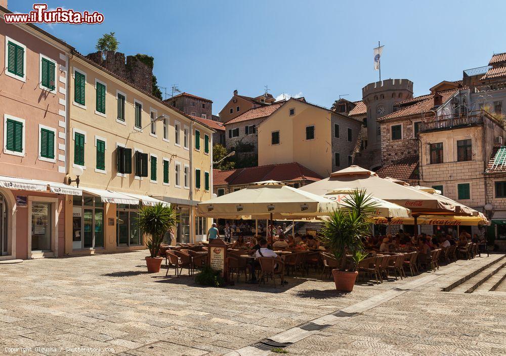 Immagine Una bella veduta di piazza Nicholas Zhurkovicha a Herceg Novi, Montenegro. Qui si può assaporare una bibita fresca o un piatto della cucina tradizionale in uno dei locali con dehors - © Olgysha / Shutterstock.com