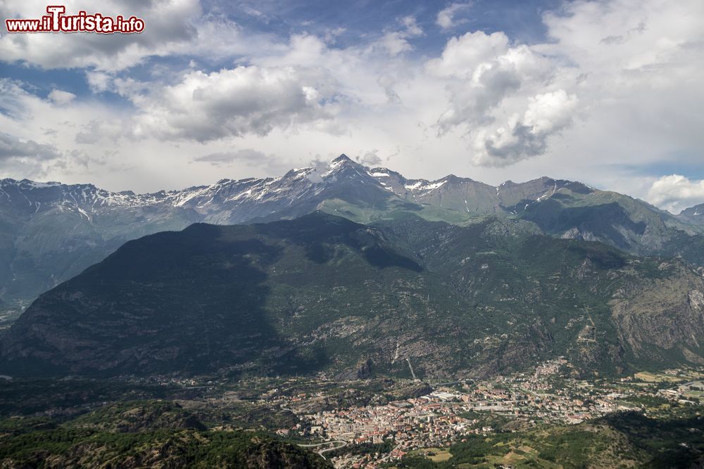 Immagine Una bella veduta di Susa e del Rocciamelone, Piemonte. A nord della cittadina svetta il monte Rocciamelone che raggiunge i 3538 metri. Questa montagna delle Alpi Graie è molto frequentata dagli escursionisti.