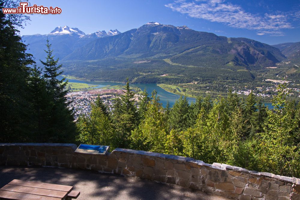 Immagine Una bella veduta panoramica da Mount Revelstoke, Canada. 