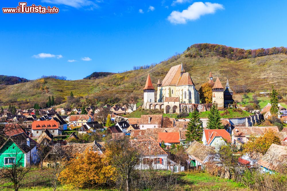Immagine Una bella veduta panoramica del villaggio di Biertan, Transilvania, Romania. Il Comune è formato da tre villaggi: Biertan, Copsa Mare e Richis. Dal 1993 la cittadella fortificata è Patrimonio dell'Umanità dell'Unesco.
