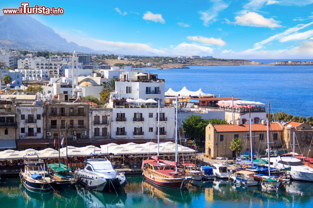 Immagine Una bella veduta panoramica della baia di Kyrenia, Cipro.