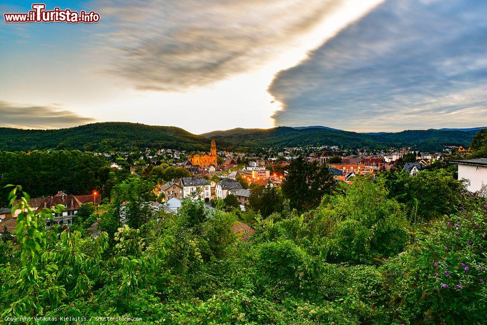 Immagine Una bella veduta panoramica di Guebwiller, Francia: situata nella regione dell'Alsazia, nel dipartimento dell'Alto Reno, Guebwiller è nota anche come la "città delle tre chiese" - © Vytautas Kielaitis / Shutterstock.com