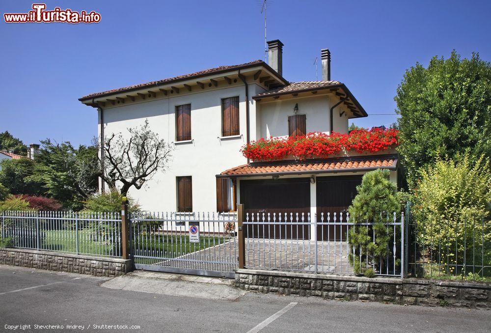 Immagine Una bella villetta residenziale nella città di Mogliano Veneto, provincia di Treviso - © Shevchenko Andrey / Shutterstock.com