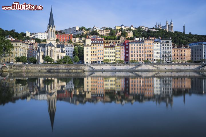 Immagine Una bella vista del fiume Saona a Lione, Francia. Principale affluente di destra del Rodano, questo fiume si snoda per 480 km - © prochasson frederic / Shutterstock.com