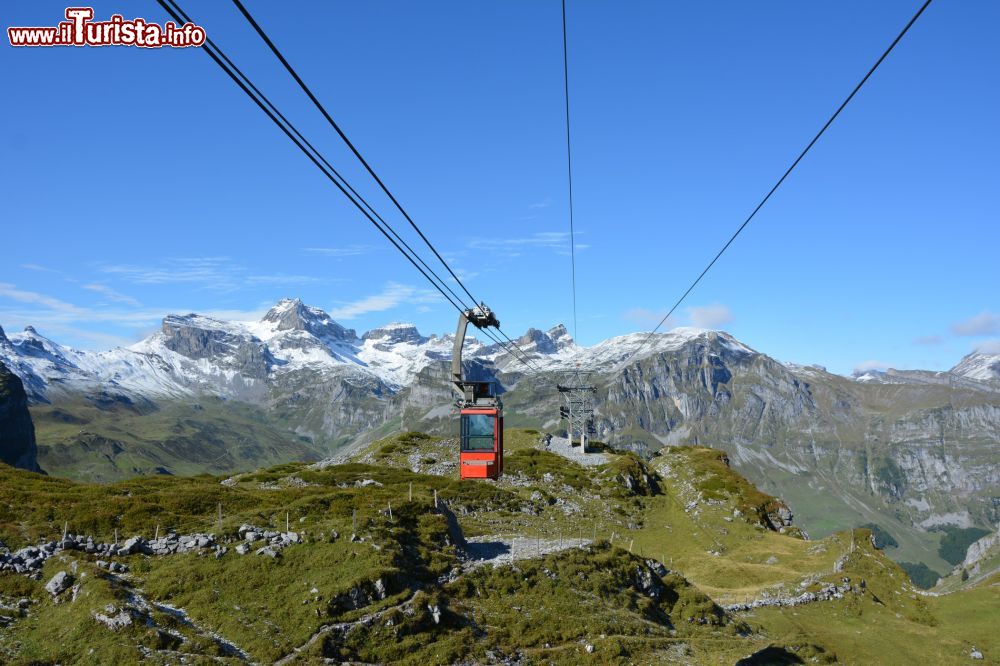 Immagine Una cabinovia sulla Glattalp, valle di Muotathal, Svizzera. A ogni corsa può trasportare sino a 8 persone. Glattalp è sia in inverno che in estate un'amata meta escursionistica.