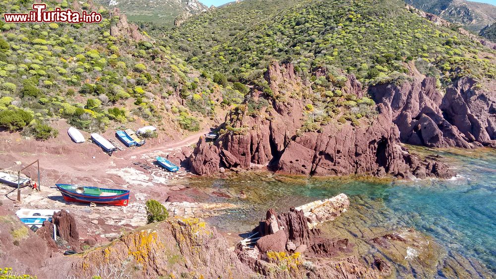 Immagine Una caletta rocciosa nei pressi di Nebida in Sardegna