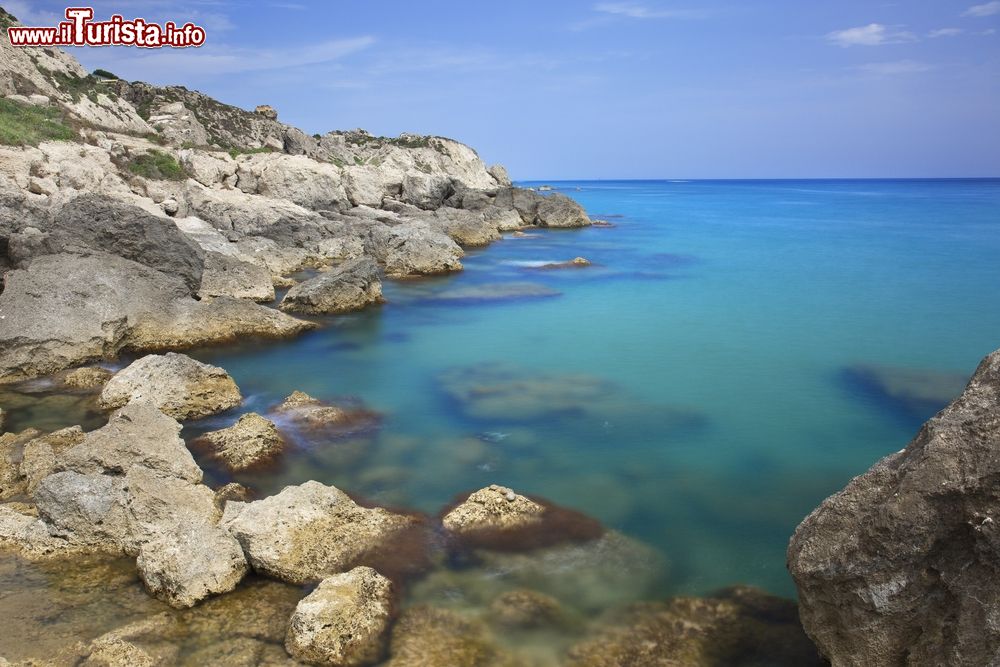 Immagine Una caletta rocciosa sul mare che circonda Licata in Sicilia (Agrigento)