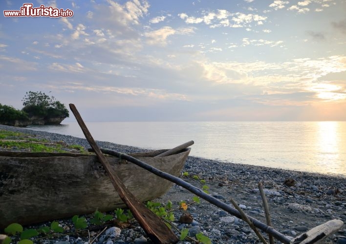 Immagine Una canoa sulla spiaggia Pangi Pentecost a Vanuatu, Oceania. Quest'arcipelago di origine vulcanica è situato nell'Oceano Pacifico, al limite orientale del Mare dei Coralli.