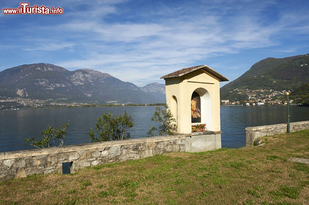 Immagine Una cappella sul lungolago di Pisogne, Lombardia