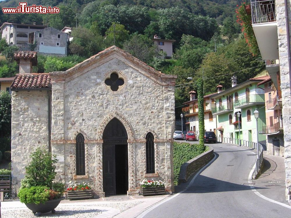 Immagine Una cappelletta nel centro di VIgolo in Lombardia  - © I, Ago76, CC BY-SA 3.0, Wikipedia