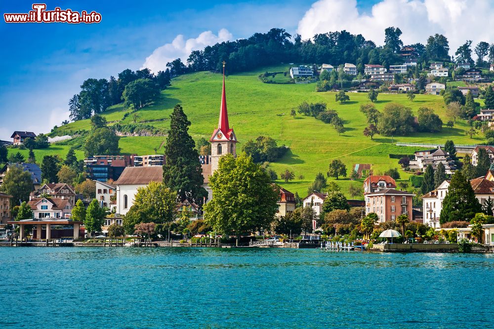 Immagine Una cartolina panoramica di Weggis, Svizzera. Viene spesso indicata come la riviera della Svizzera centrale.