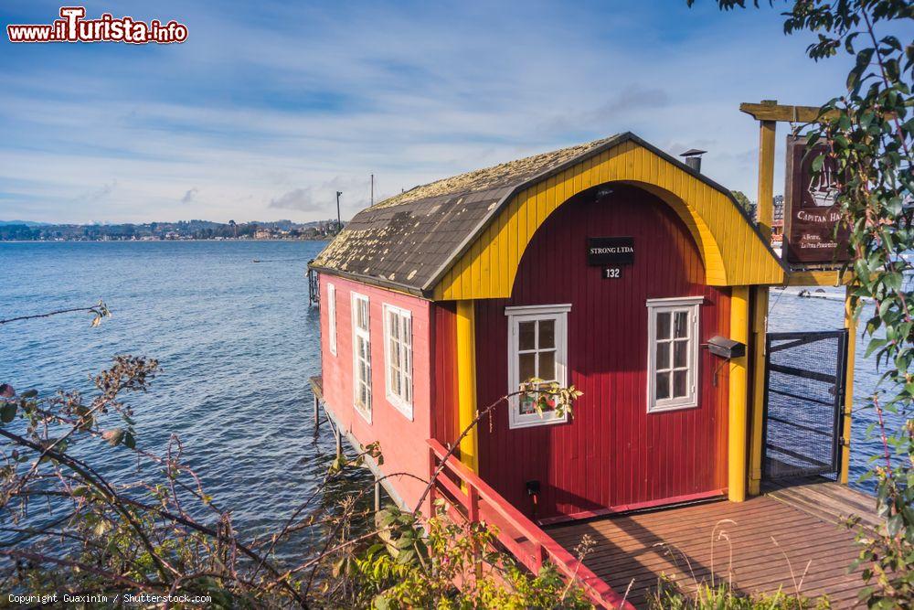 Immagine Una casa-barca sulle sponde del lago Llanquihue a Puerto Varas, Cile - © Guaxinim / Shutterstock.com