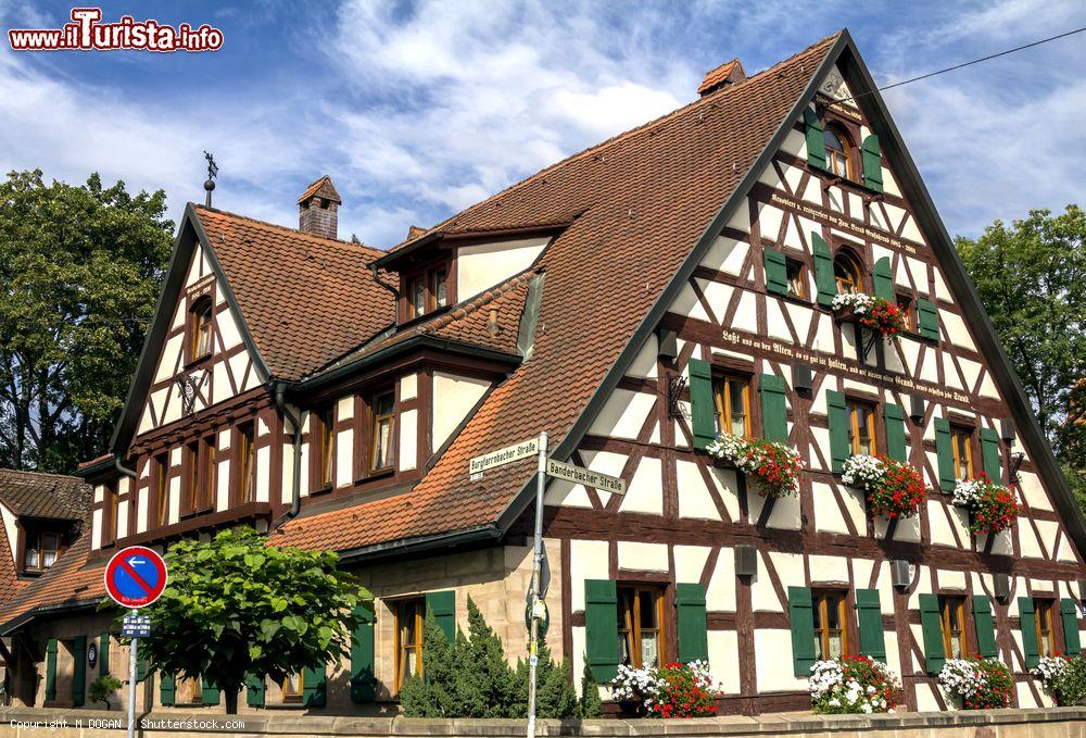Immagine Una casa a graticcio di Zirndorf in Baviera, villaggio tipico della Germania - © M DOGAN / Shutterstock.com