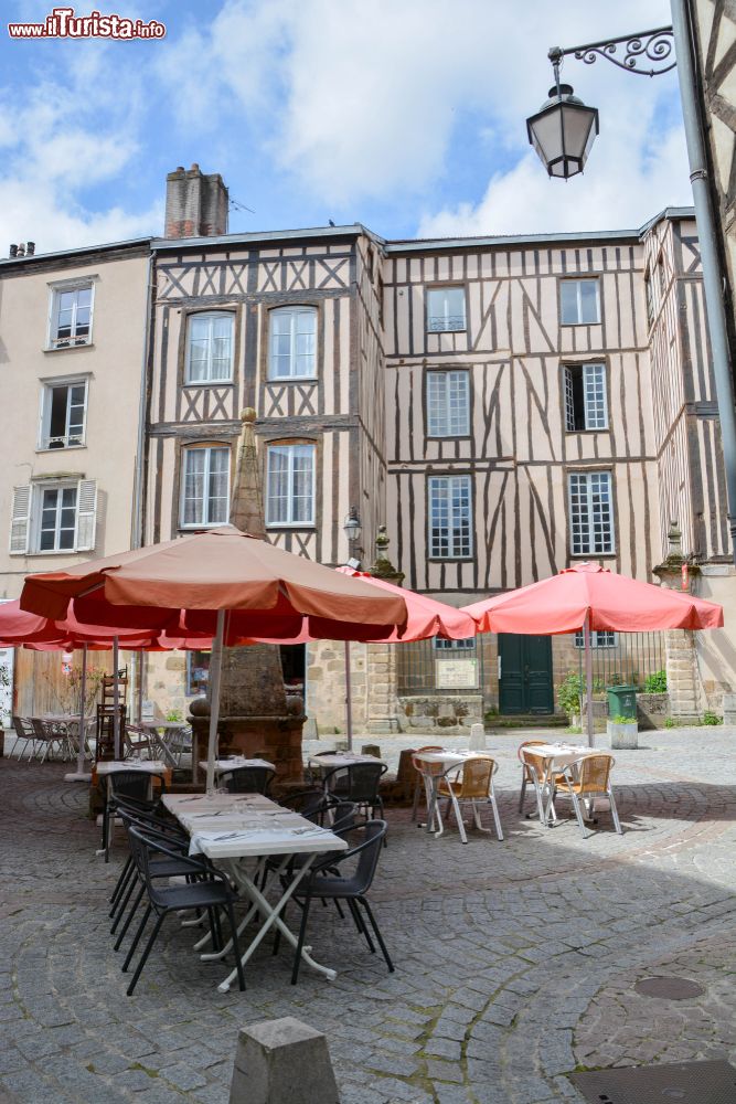 Immagine Una casa a graticcio nella città di Limoges, Francia. Questo stile architettonico prevede l'utilizzo di intelaiature in legno collegate fra di loro.