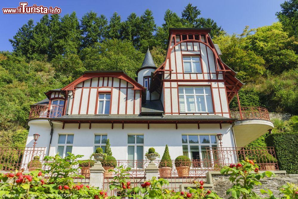 Immagine Una casa affacciata su una storica via nei pressi del castello di Vianden, Lussemburgo - © Kit Leong / Shutterstock.com