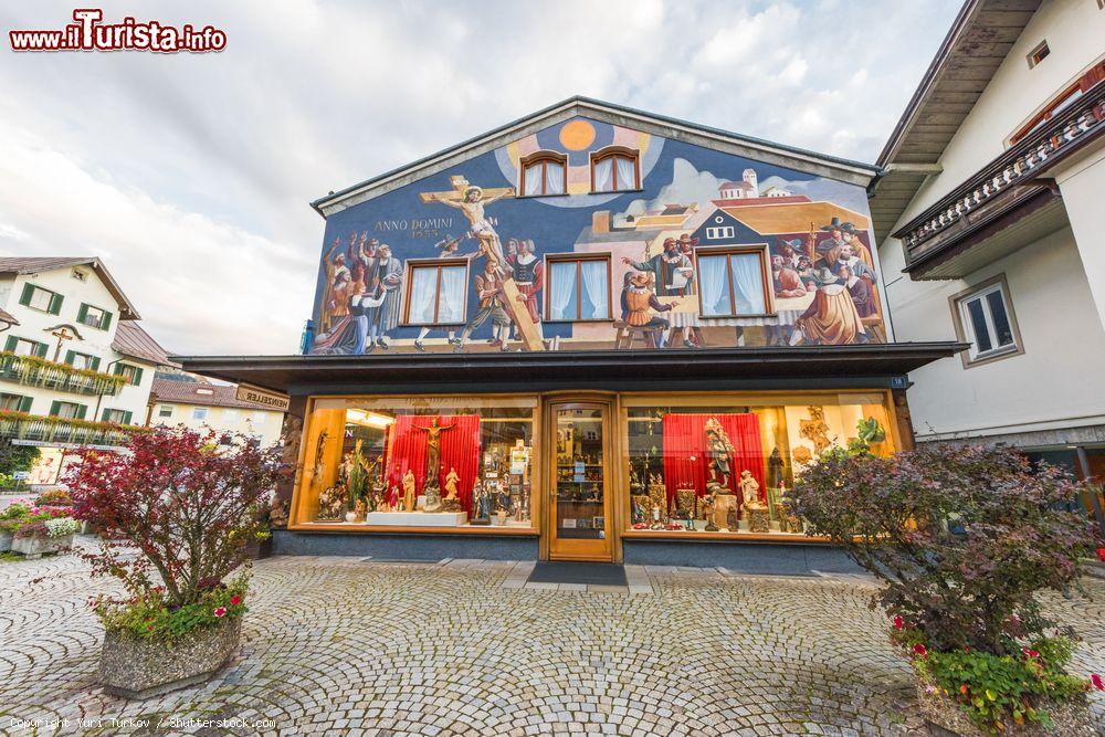 Immagine Una casa affrescata nel centro storico di Oberammergau, Germania:  le immagini dipinte si rifanno alla tradizione bavarese, alla religione, alle favole o a figure trompe-l'oeil - © Yuri Turkov / Shutterstock.com