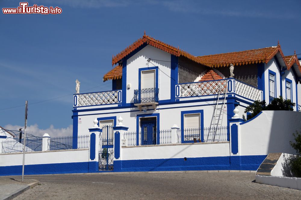 Immagine Una casa blu e bianca nel villaggio di Avis, Portogallo. Qui si respira l'atmosfera più autentica dell'Alentejo.