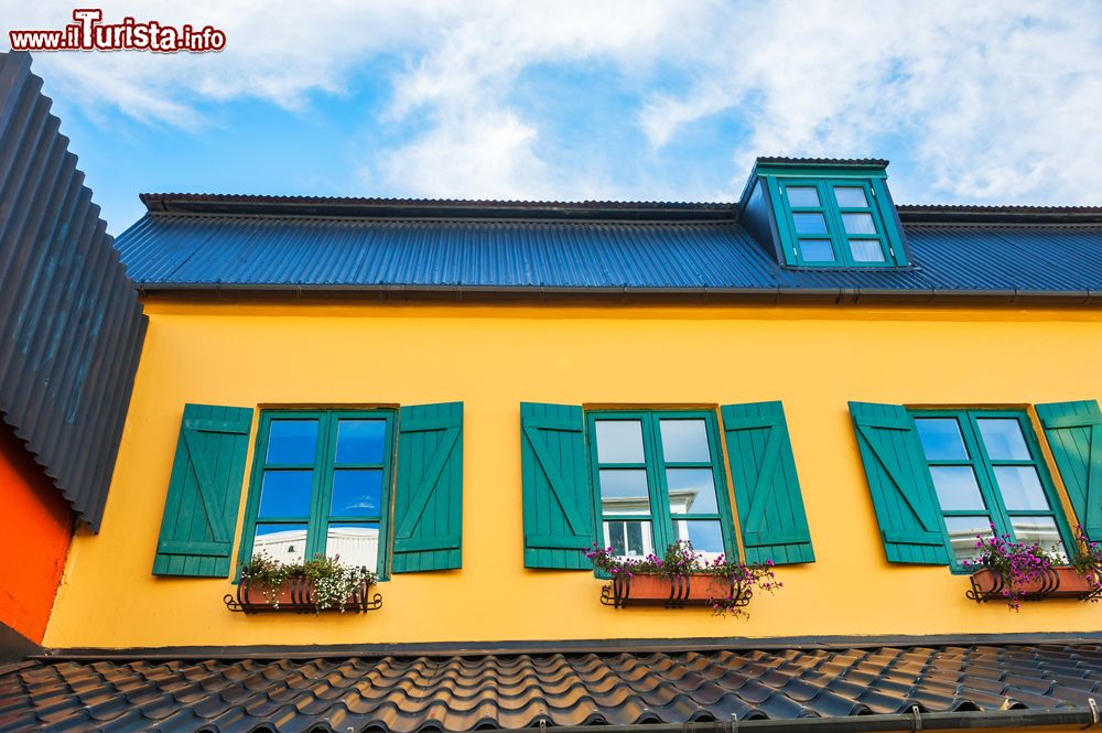 Immagine Una casa dalla facciata gialla con le finestre verdi: Reykjavik, capitale dell'Islanda, è una città vivace e colorata nonostante le condizioni climatiche.
