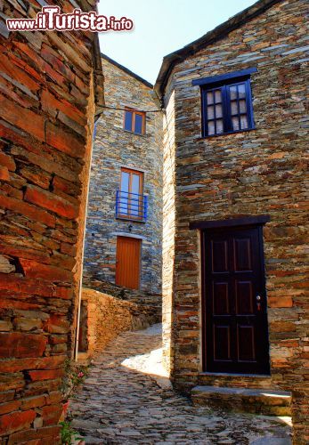 Immagine Una casa del borgo montano di Piodao, Portogallo - Sulle vie strette e sinuose del villaggio si affacciano le tipiche case in scisto: per chi si avventura alla scoperta di questo borgo portoghese gli scorci fotografici più autentici non mancano © Vector99 / Shutterstock.com