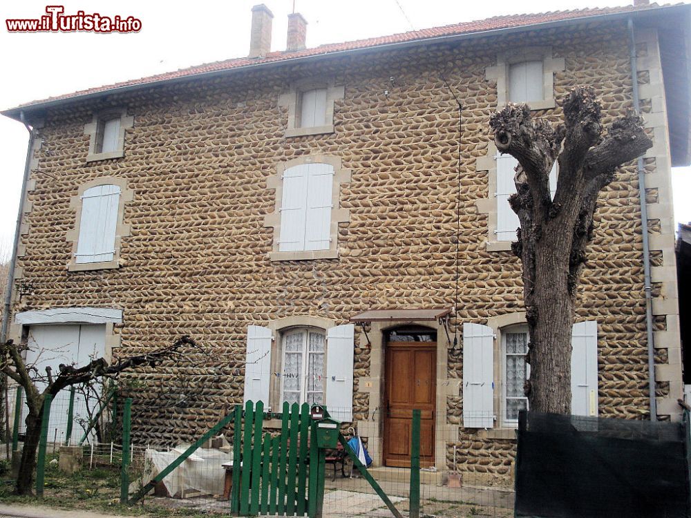 Immagine Una casa in mattoni di Hauterives in Francia - © Gachepi, CC BY-SA 3.0, Wikipedia