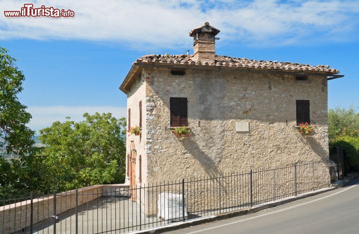 Immagine Una casa in Pietra in posizione panoramica a Corciano, il borgo dell'Umbria - © Mi.Ti. / Shutterstock.com