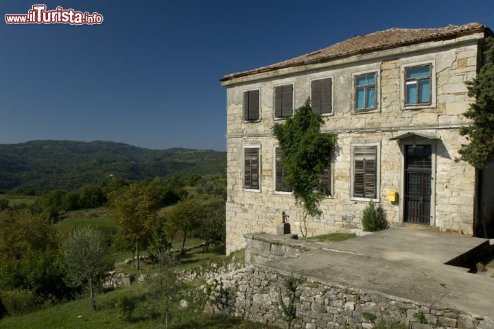 Immagine Una casa in pietra nel piccolo borgo di Hum, Istria, Croazia - © lisovsergey / Shutterstock.com