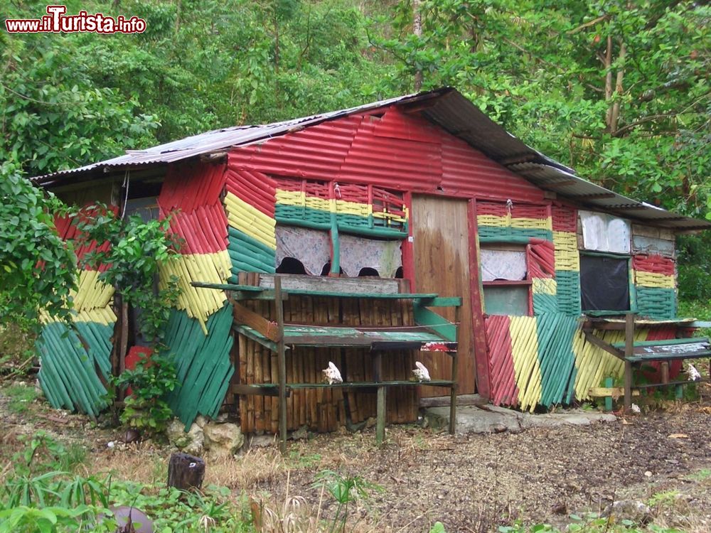 Immagine Una casa rasta a Port Antonio, Giamaica. In questa località, capoluogo della parrocchia di Portland, si respira la vera atrmosfera giamaicana. E' considerata una delle patrie dei rasta (o rastafari), seguaci di una vera e propria religione che fra le altre cose consiglia l'utilizzo di "ganja" per la ricerca della verità e della saggezza.