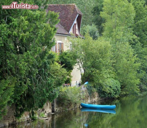 Immagine Una casa sul fiume Serein nei pressi di Noyers il borgo della Francia in Borgogna - © ClS / Shutterstock.com