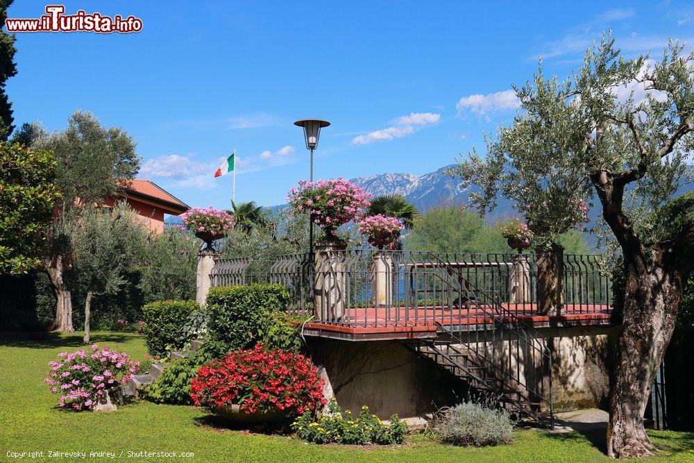 Immagine Una casa sul lago di Garda a Gargnano, Lombardia, Italia. L'atmosfera che si respira qui è tipicamente mediterranea grazie agli ulivi, agli orti e alle antiche limonaie - © Zakrevsky Andrey / Shutterstock.com