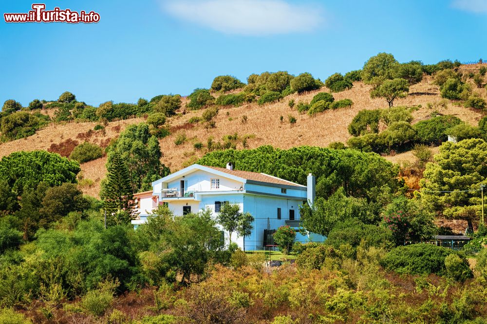 Immagine Una casa sulla collina a Posada, provincia di Nuoro, Sardegna.